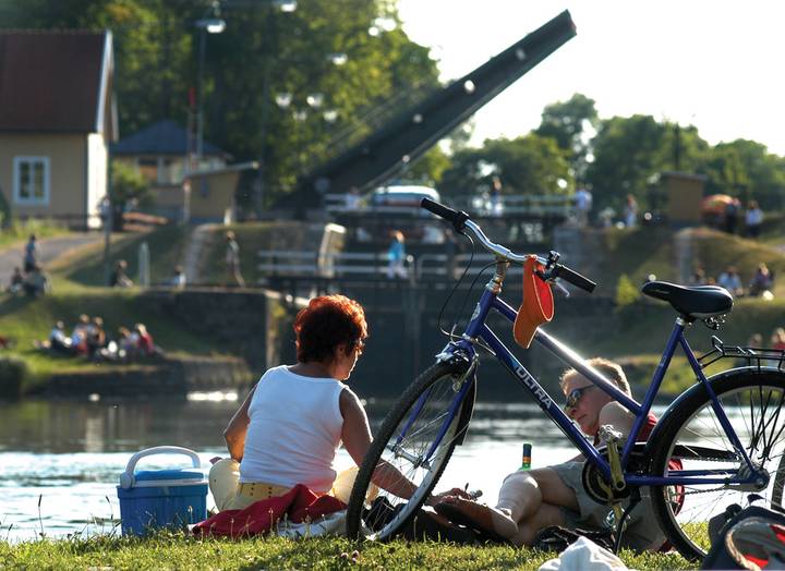 Picknick direkt am Göta-Kanal Radtouren Göta-Kanal